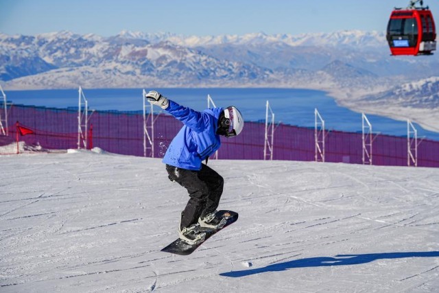 雪映湖光用滑雪解锁赛里木湖的冬日限定(图6)