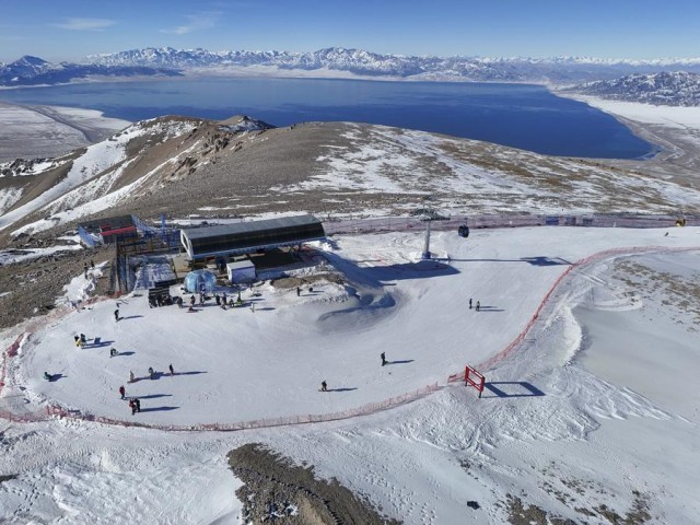 雪映湖光用滑雪解锁赛里木湖的冬日限定(图7)