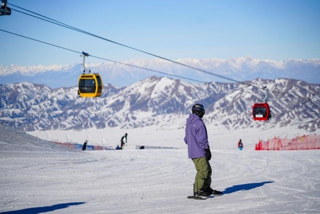 雪映湖光用滑雪解锁赛里木湖的冬日限定(图9)