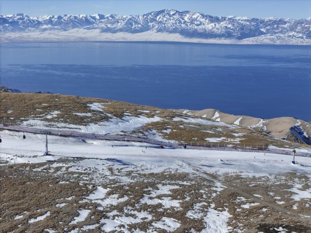 雪映湖光用滑雪解锁赛里木湖的冬日限定(图8)