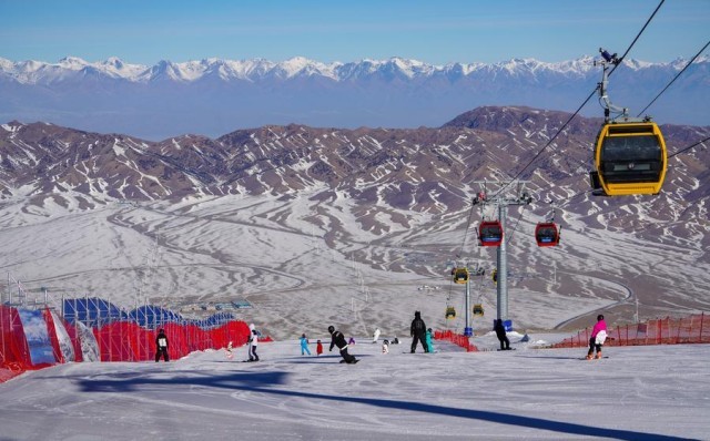 雪映湖光用滑雪解锁赛里木湖的冬日限定(图10)