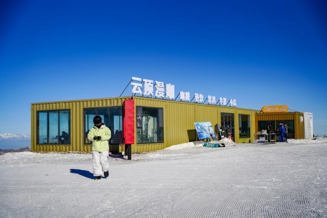 雪映湖光用滑雪解锁赛里木湖的冬日限定(图11)