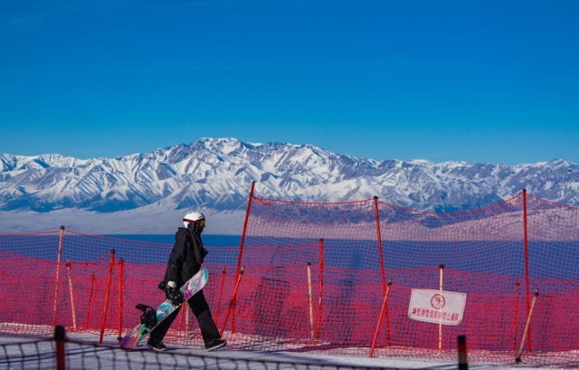 雪映湖光用滑雪解锁赛里木湖的冬日限定(图13)