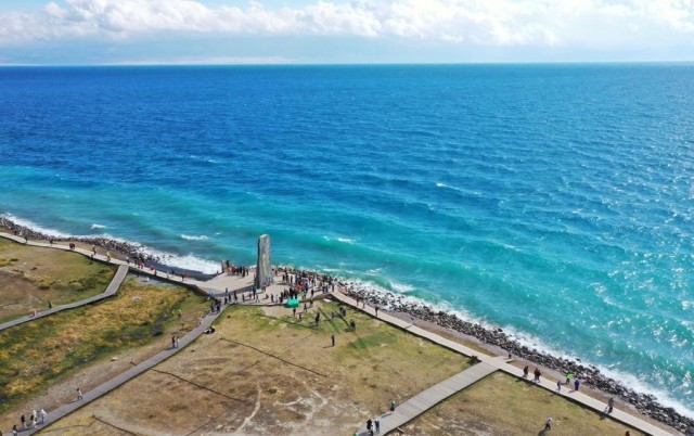 雪映湖光用滑雪解锁赛里木湖的冬日限定(图18)