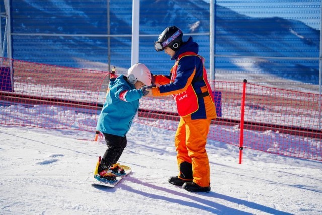 雪映湖光用滑雪解锁赛里木湖的冬日限定(图12)