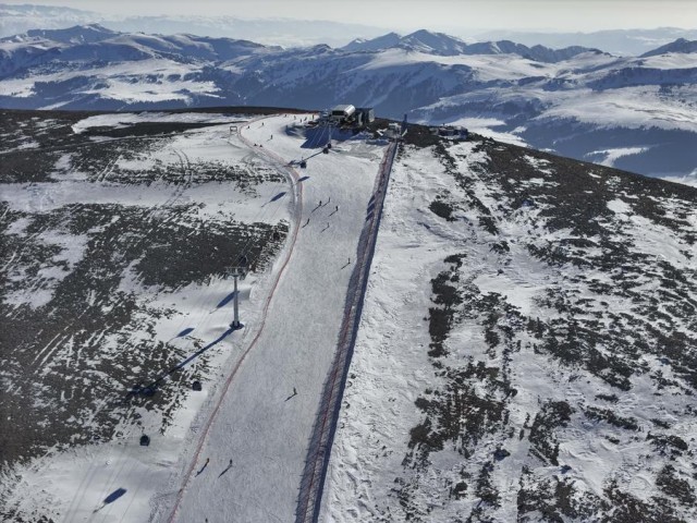 雪映湖光用滑雪解锁赛里木湖的冬日限定(图14)