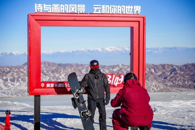 雪映湖光用滑雪解锁赛里木湖的冬日限定(图16)