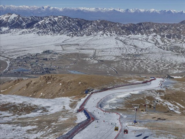 雪映湖光用滑雪解锁赛里木湖的冬日限定(图15)