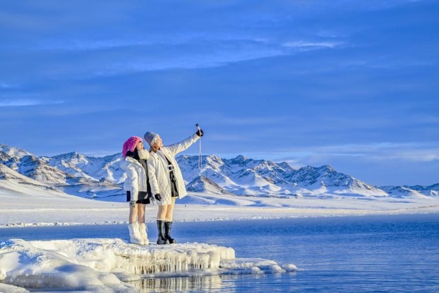 雪映湖光用滑雪解锁赛里木湖的冬日限定(图17)