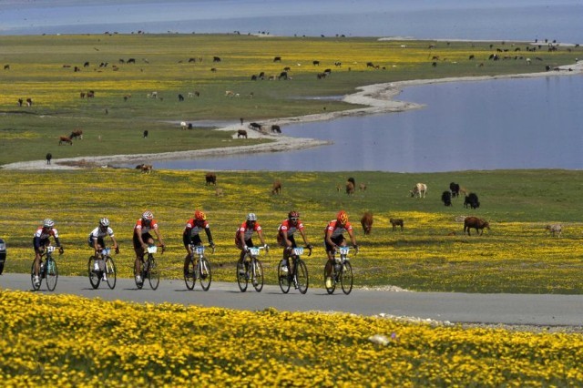 雪映湖光用滑雪解锁赛里木湖的冬日限定(图23)