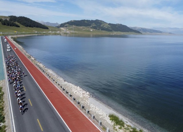 雪映湖光用滑雪解锁赛里木湖的冬日限定(图22)