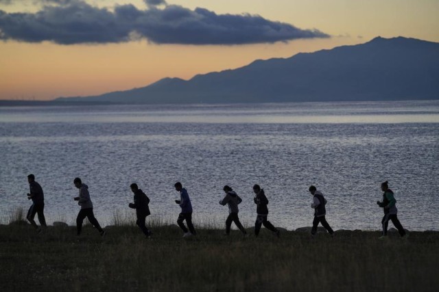 雪映湖光用滑雪解锁赛里木湖的冬日限定(图25)