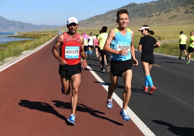 雪映湖光用滑雪解锁赛里木湖的冬日限定(图24)