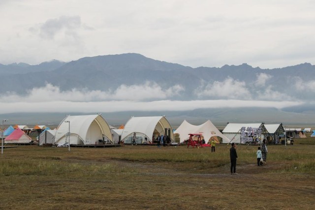 雪映湖光用滑雪解锁赛里木湖的冬日限定(图26)