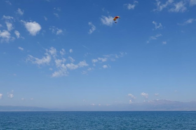 雪映湖光用滑雪解锁赛里木湖的冬日限定(图27)