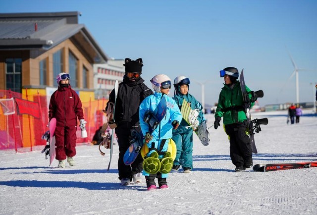 雪映湖光用滑雪解锁赛里木湖的冬日限定(图29)