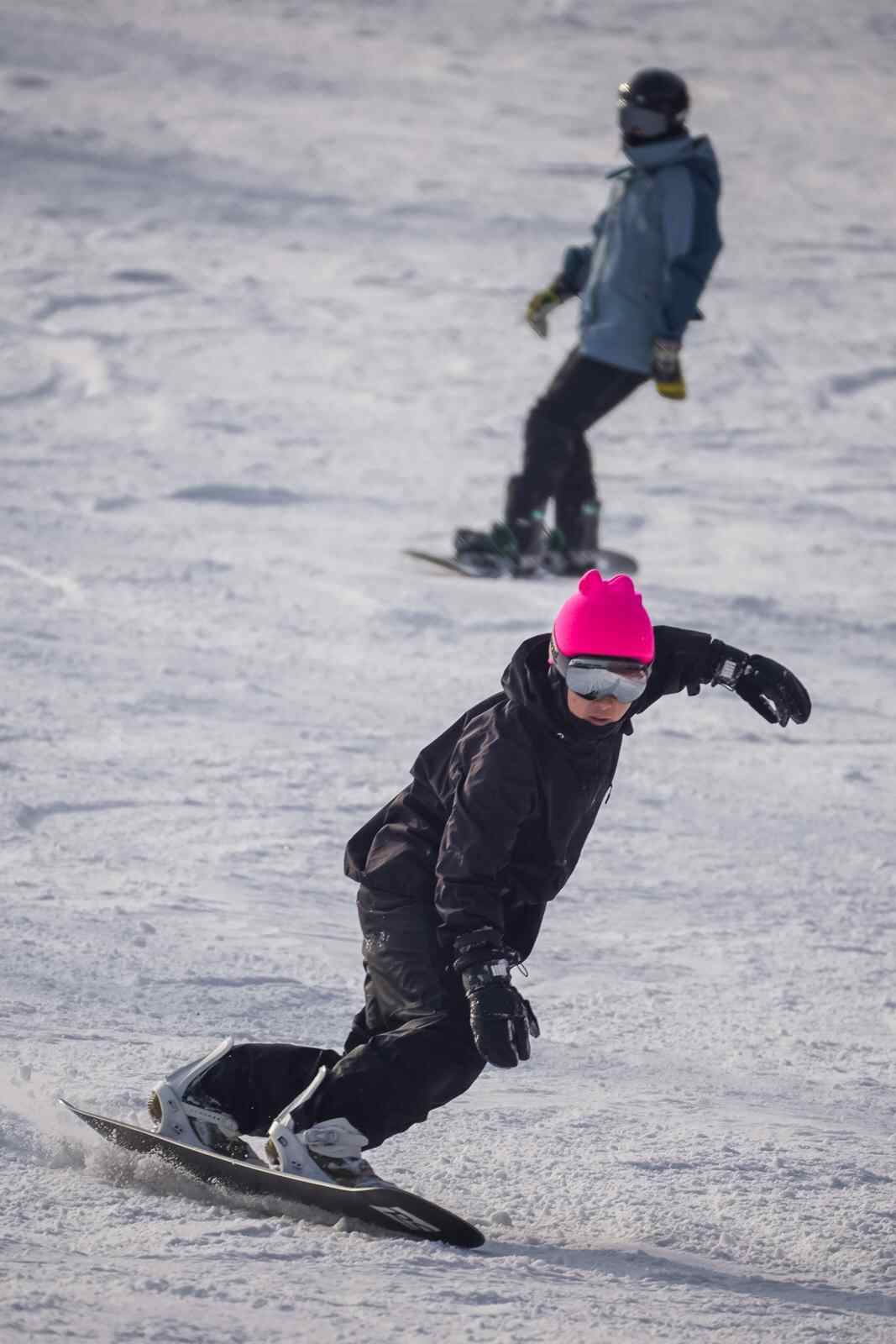 “踩人滑雪”骨折脚转了270°！新雪季“开板”安全滑→完美体育网站(图1)