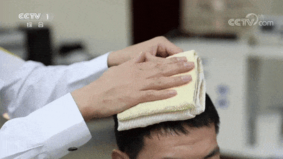 “踩人滑雪”骨折脚转了270°！新雪季“开板”安全滑→完美体育网站(图4)