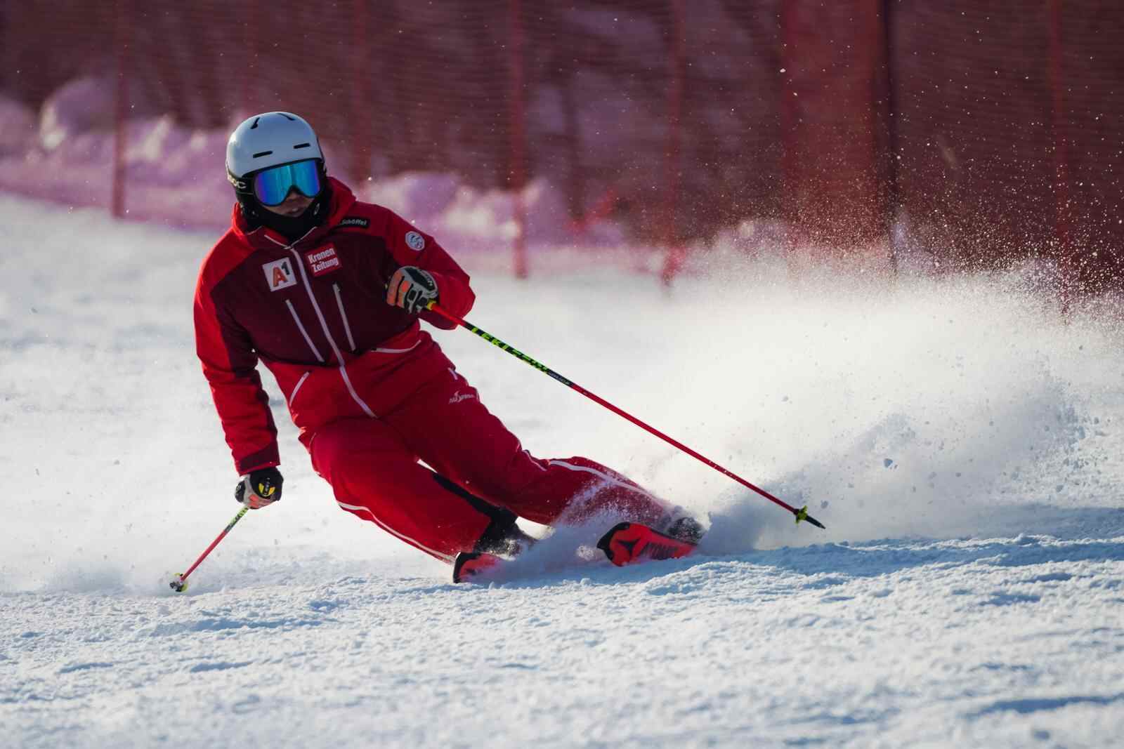 “踩人滑雪”骨折脚转了270°！新雪季“开板”安全滑→完美体育网站(图8)