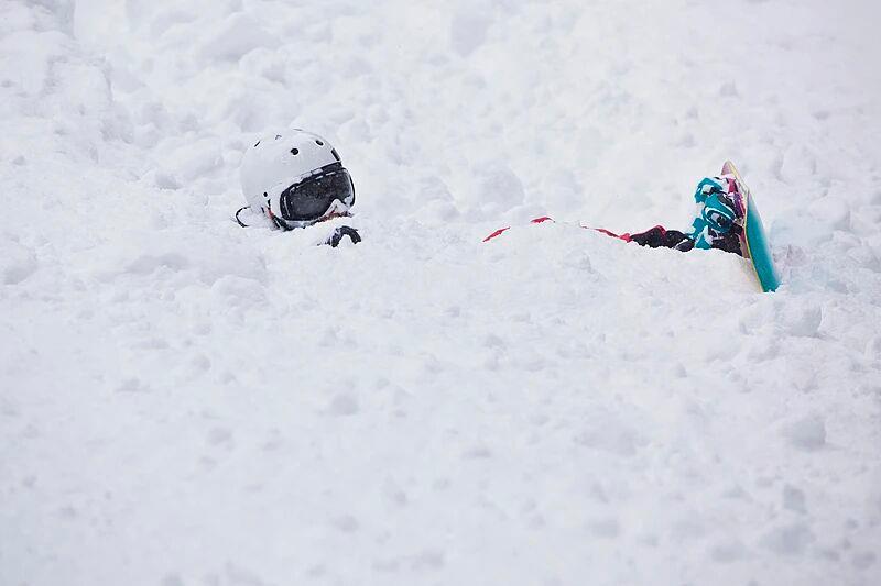 完美体育网站丨“踩人滑雪”骨折脚转了270°!新雪季“开板”安全滑→(图7)