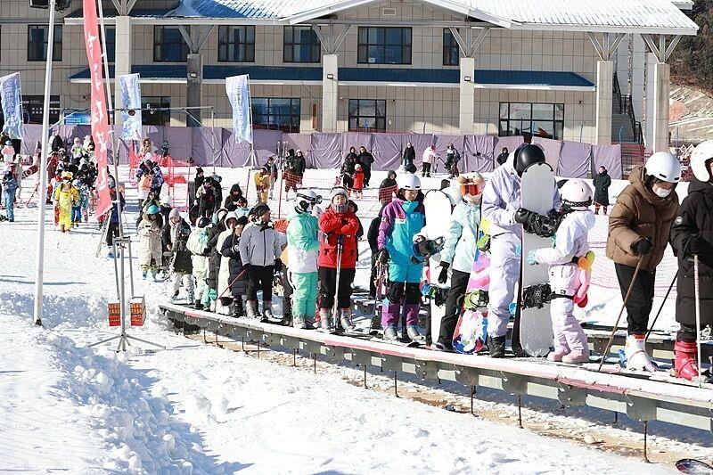 完美体育网站丨“踩人滑雪”骨折脚转了270°!新雪季“开板”安全滑→(图8)