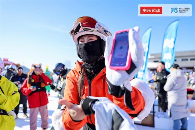 完美体育京东2024南山冰雪嘉年华冬季滑雪盛宴的精彩瞬间(图2)