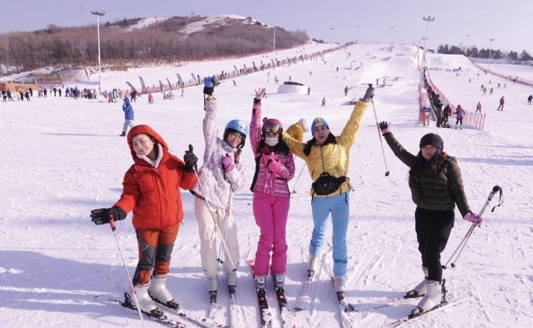 沈阳：又逢冬日雪暖阳冰雪经济活力旺完美体育(图2)