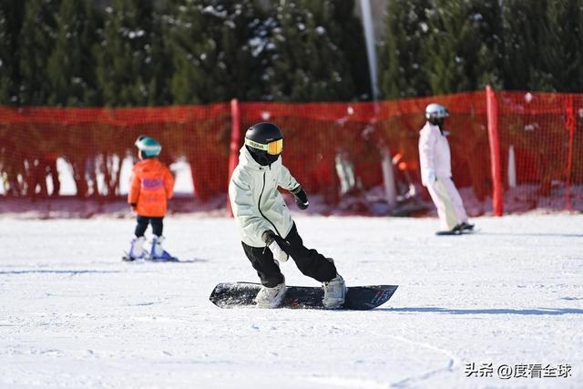 从早嗨到晚！潍坊滑雪场单日客流破千冬季遛娃新地标诞生(图9)
