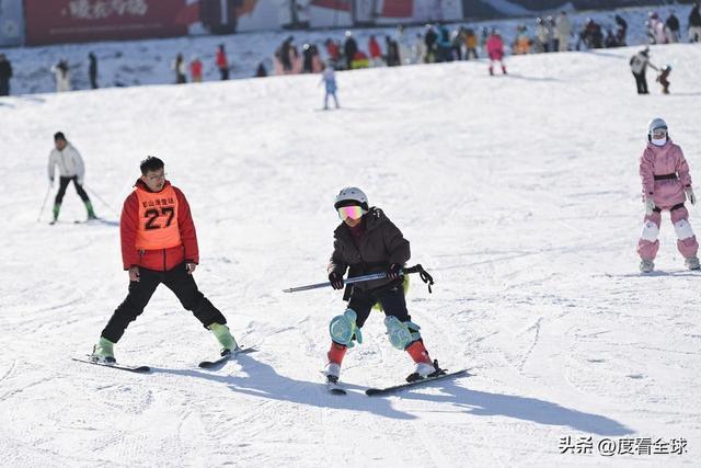 从早嗨到晚！潍坊滑雪场单日客流破千冬季遛娃新地标诞生(图5)