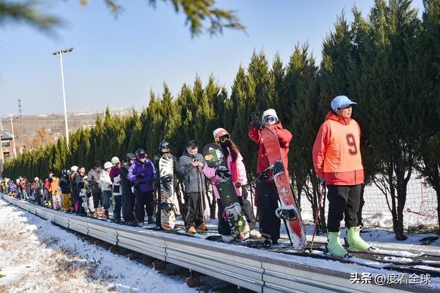 从早嗨到晚！潍坊滑雪场单日客流破千冬季遛娃新地标诞生(图7)