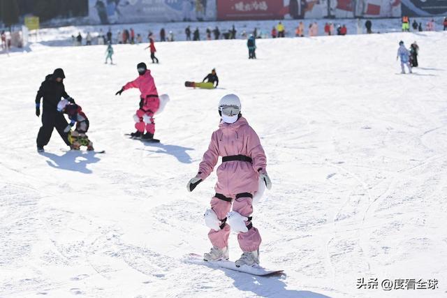 从早嗨到晚！潍坊滑雪场单日客流破千冬季遛娃新地标诞生(图3)