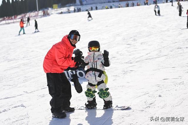 从早嗨到晚！潍坊滑雪场单日客流破千冬季遛娃新地标诞生(图17)