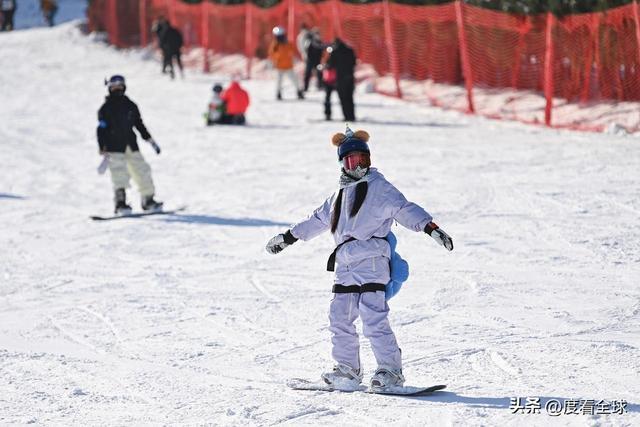 从早嗨到晚！潍坊滑雪场单日客流破千冬季遛娃新地标诞生(图18)