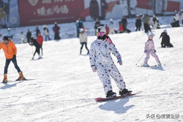 从早嗨到晚！潍坊滑雪场单日客流破千冬季遛娃新地标诞生(图19)