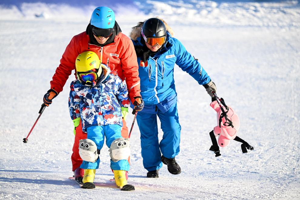 完美体育网站经济政策一线微观察丨从“冷资源”到“热经济”：看2025冰雪产业万亿赛道“新热气”(图1)