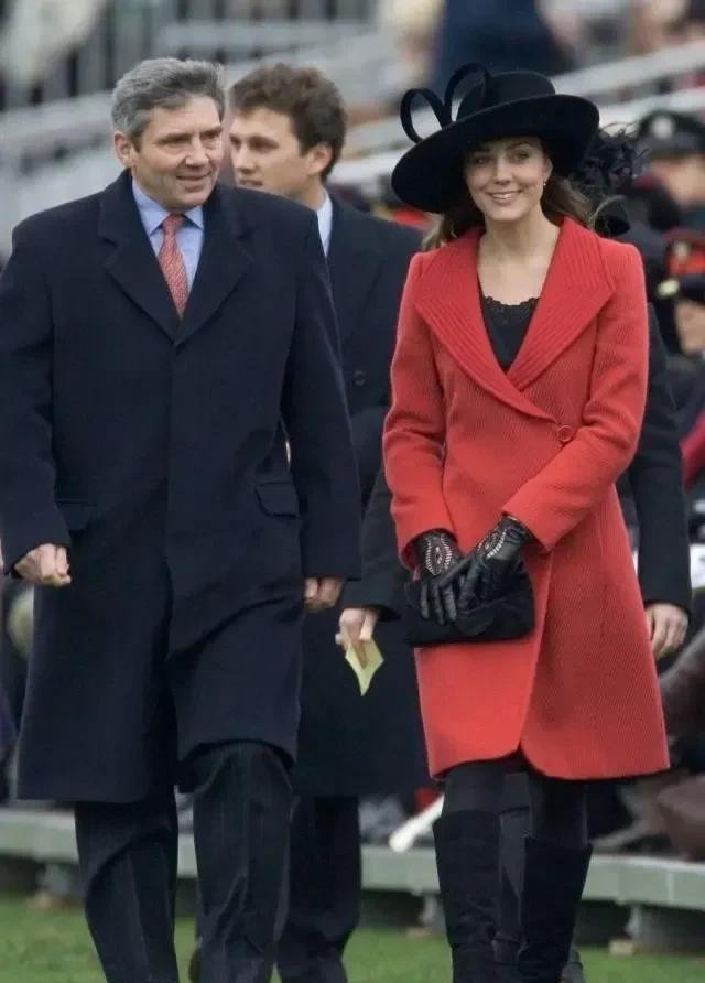 完美体育网站婚前的凯特王妃就长相身材而言她已经算是很出众的了。(图3)