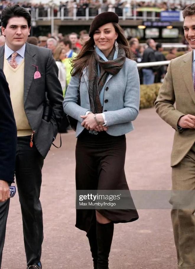 完美体育网站婚前的凯特王妃就长相身材而言她已经算是很出众的了。(图4)