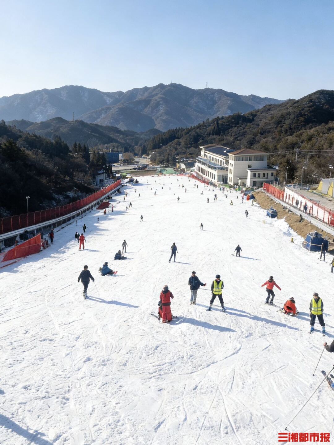 滑雪去！湖南多地雪场陆续开板“冰雪热”点燃冬日文旅消费丨好玩湖南(图1)