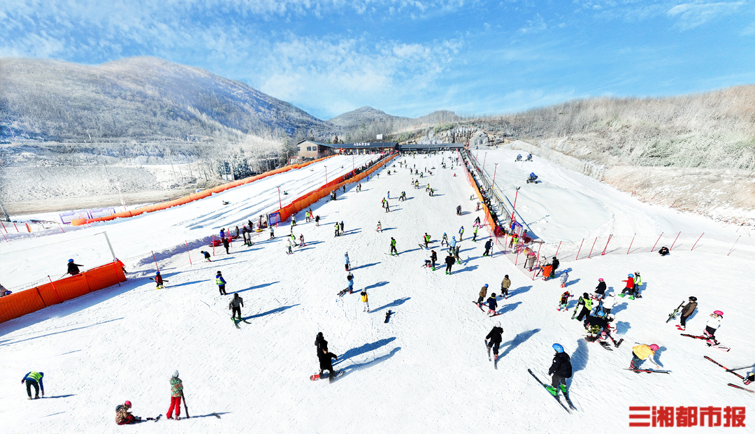 滑雪去！湖南多地雪场陆续开板“冰雪热”点燃冬日文旅消费丨好玩湖南(图2)
