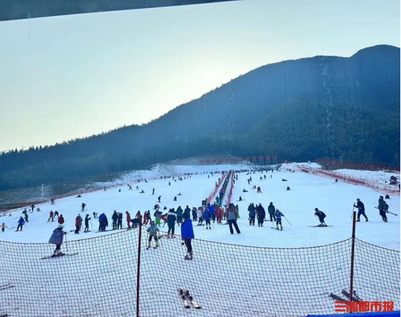 滑雪去！湖南多地雪场陆续开板“冰雪热”点燃冬日文旅消费丨好玩湖南(图4)