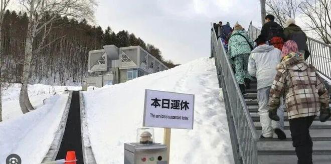 完美体育网站北海道5岁男孩滑雪场丧生！传送带夹手臂40分钟日本网友吵翻天(图14)