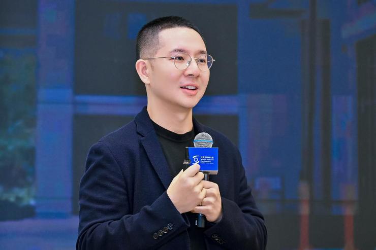 马化腾回应「腾讯春节分10亿」：希望重现当年微信红包完美体育网站盛况；理想内部会曝光：重启人形机器人要招最好的人；印奇出任阶跃星辰董事长(图2)