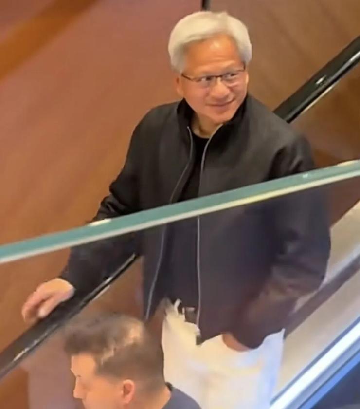 马化腾回应「腾讯春节分10亿」：希望重现当年微信红包完美体育网站盛况；理想内部会曝光：重启人形机器人要招最好的人；印奇出任阶跃星辰董事长(图9)