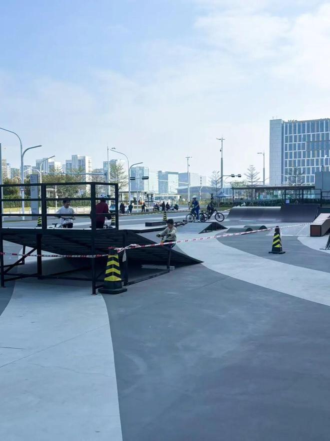 深圳建全球最大室内滑雪场成「宁古塔平替」“多少大湾区中产穿短袖来这看雪？”(图16)