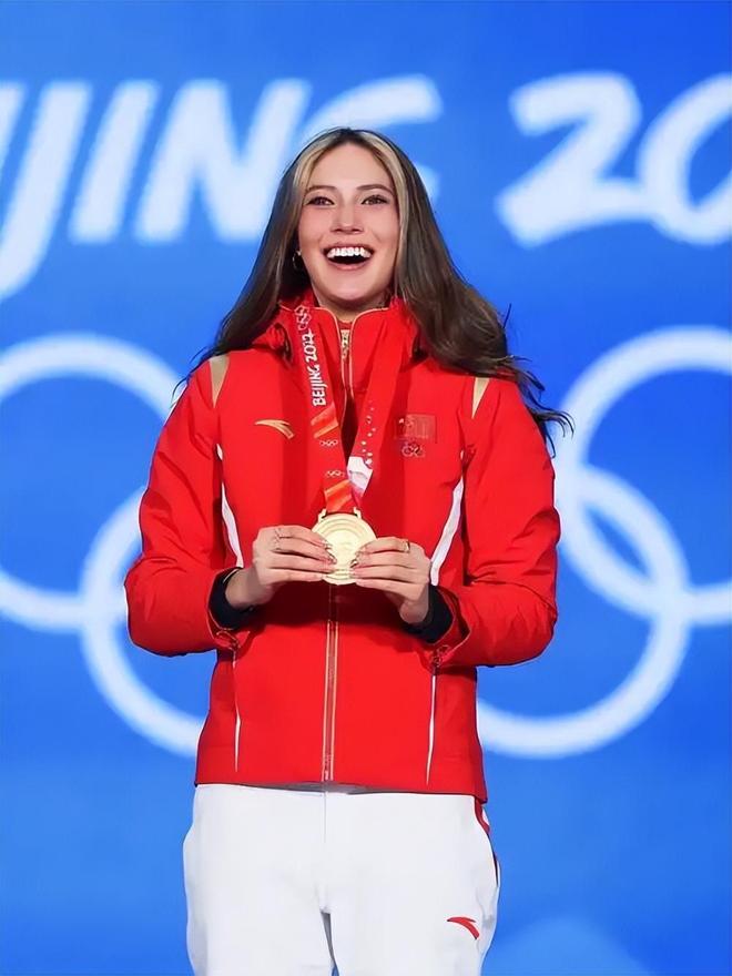 完美体育网站央媒对谷爱凌称呼变了！七字之差释放强烈信号原来邓亚萍没说错(图8)