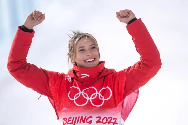 完美体育网站央媒对谷爱凌称呼变了！七字之差释放强烈信号原来邓亚萍没说错(图7)