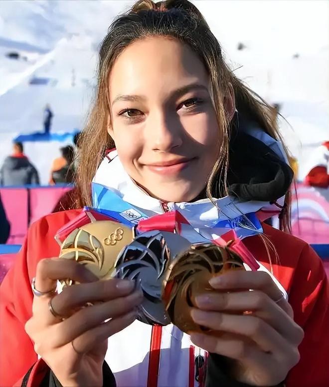 完美体育网站央媒对谷爱凌称呼变了！七字之差释放强烈信号原来邓亚萍没说错(图5)