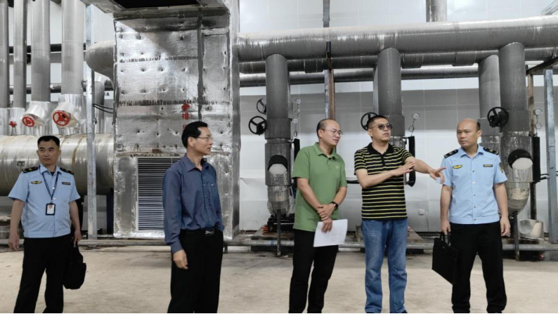 容县筑牢室内滑雪场安全防线(图1)